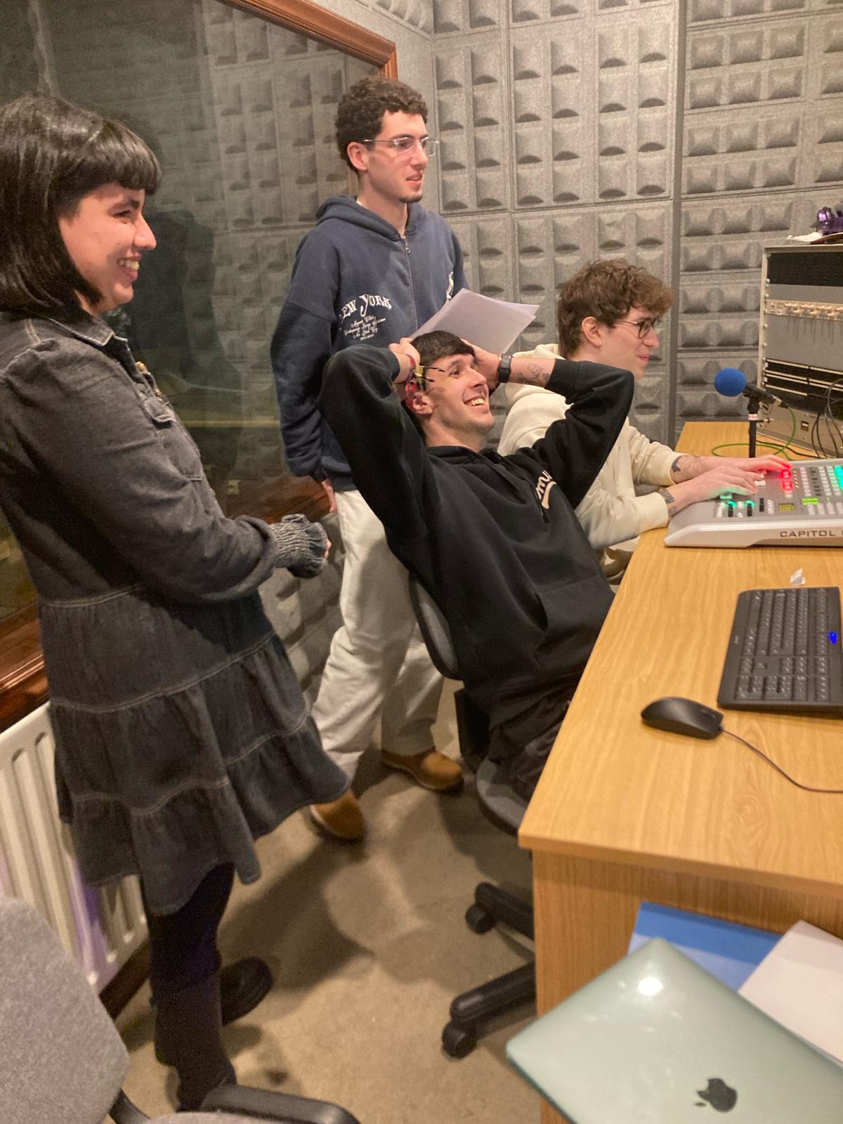 Control de programa de radio por los alumnos de la EISV